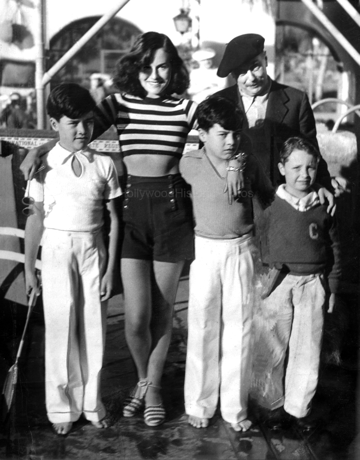 Paulette Goddard 1936 Palm Springs.jpg